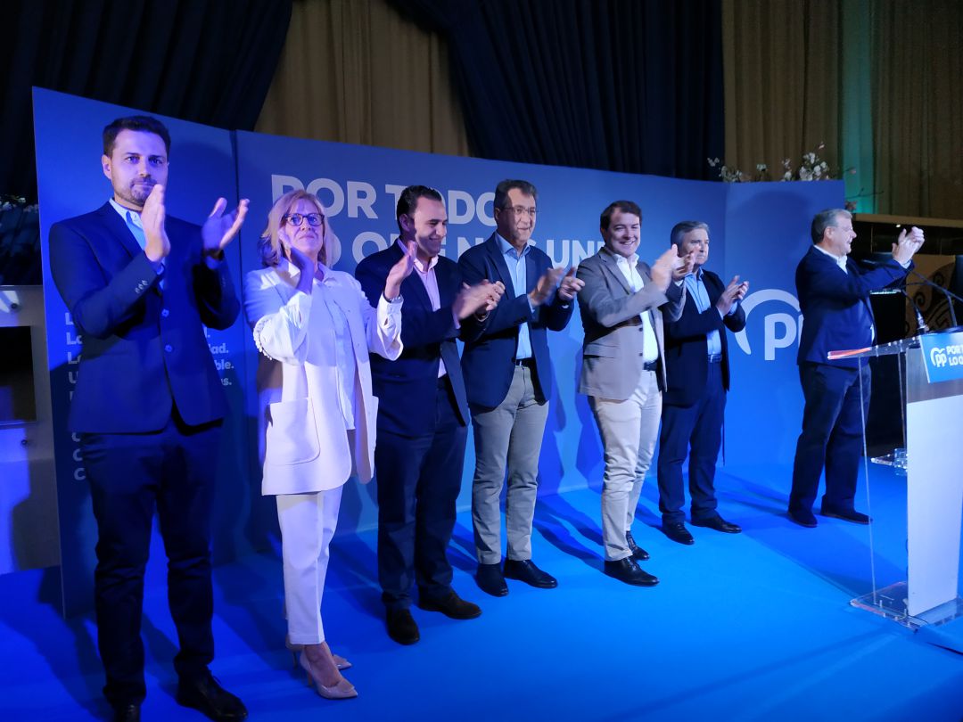 Fwernández Mañueco, rodeado de representantes y candidatos del PP Fwernández Mañueco, rodeado de representantes y candidatos del PP