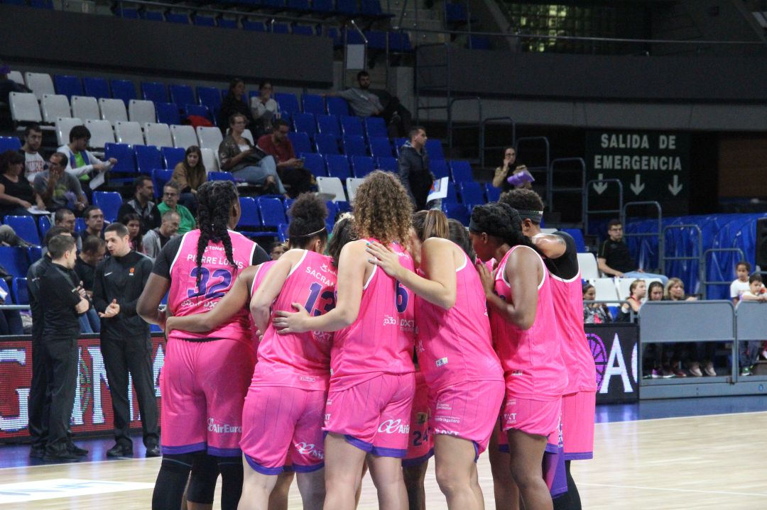 Las jugadoras tinerfeñas lucieron equipación especial con motivo del día internacional de la lucha contra el cáncer de mama Las jugadoras tinerfeñas lucieron equipación especial con motivo del día internacional de la lucha contra el cáncer de mama