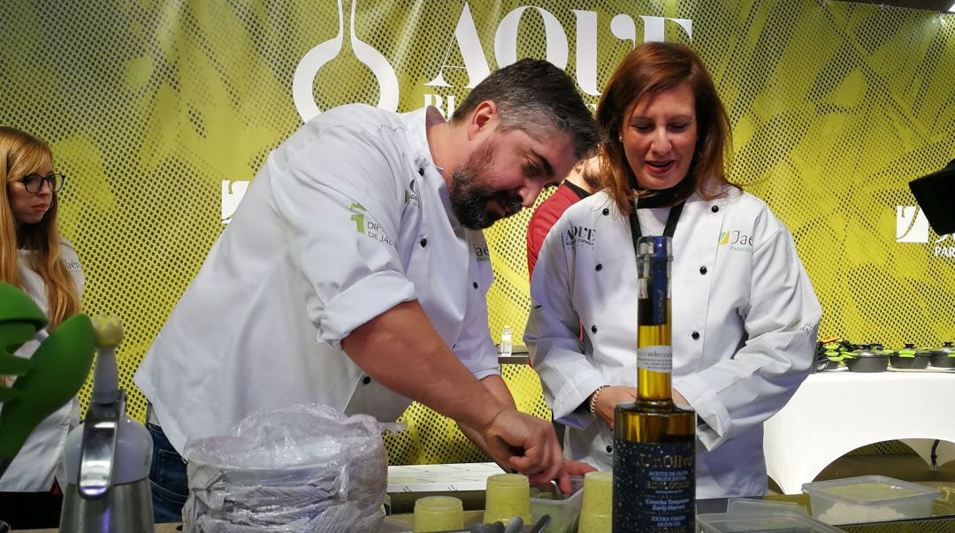 Alan Triñanes y Montes Ortiz cocina en el AOVE Blogger 2019, dentro de Tierra Adentro. Alan Triñanes y Montes Ortiz cocina en el AOVE Blogger 2019, dentro de Tierra Adentro.