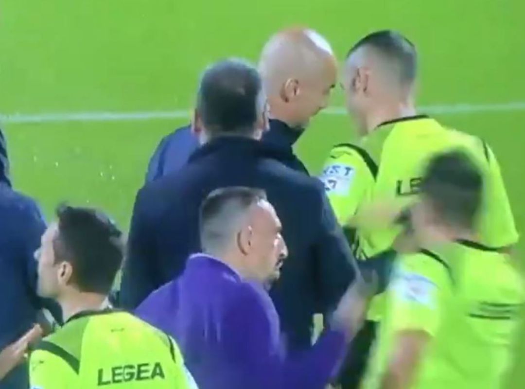 El empujón de Ribéry a uno de los asistentes El empujón de Ribéry a uno de los asistentes