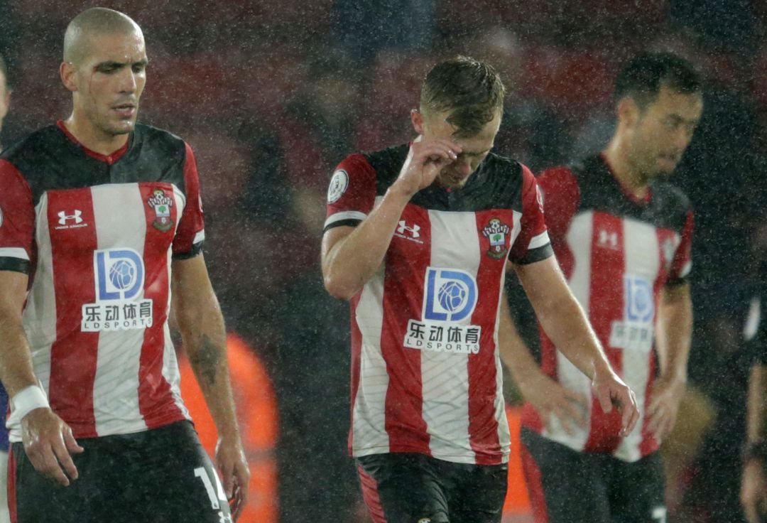 Jugadores del Southampton lamentan la derrota ante el Leicester City Jugadores del Southampton lamentan la derrota ante el Leicester City