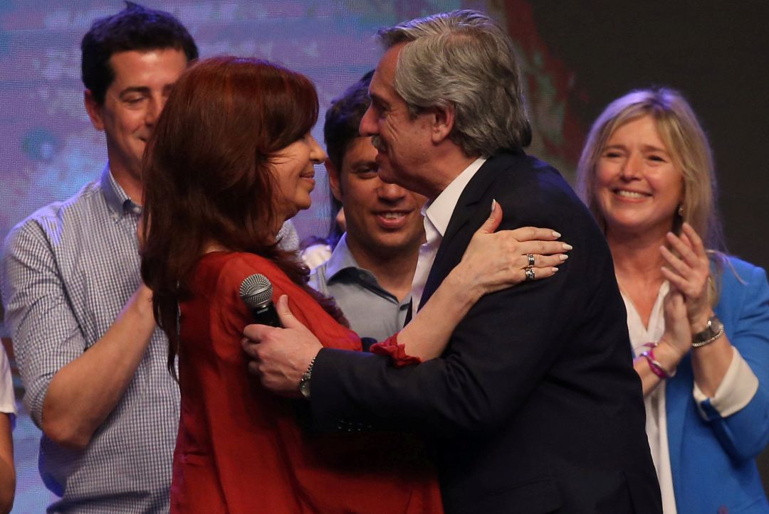 El candidato peronista Alberto Fernández celebra su victoria junto a la expresidenta argentina Cristina Fernández de Kirchner. El candidato peronista Alberto Fernández celebra su victoria junto a la expresidenta argentina Cristina Fernández de Kirchner.