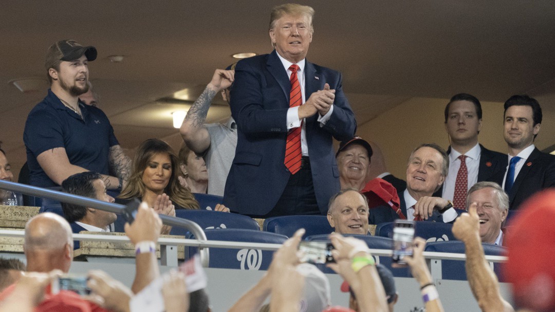 Donald Trump recibe abucheos y gritos de "enciérrenlo" en un partido de béisbol