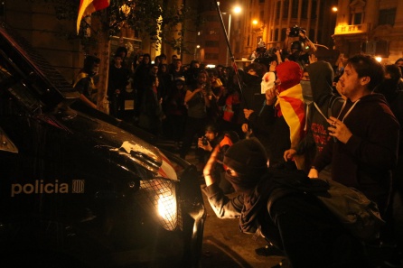 Manifestantes frente a un furgón policial en el centro de Barcelona durante las protestas del sábado Manifestantes frente a un furgón policial en el centro de Barcelona durante las protestas del sábado