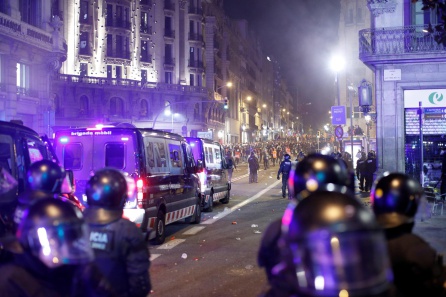 Mossos d'esquadra dispersan a las miles de personas que se concentraban ante la Jefatura de la Policía Nacional de la Via Laietana Mossos d'esquadra dispersan a las miles de personas que se concentraban ante la Jefatura de la Policía Nacional de la Via Laietana