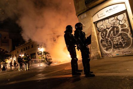 Mossos d'esquadra controlan una calle de el Raval Mossos d'esquadra controlan una calle de el Raval