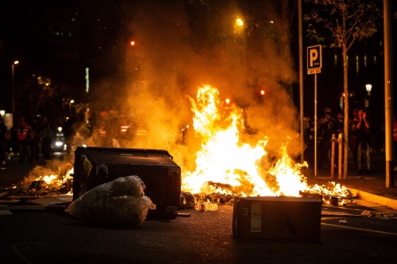 Hoguera en el centro de Barcelona en los disturbios tras dispersarse una concentración ante la Jefatura de Policía el sábado Hoguera en el centro de Barcelona en los disturbios tras dispersarse una concentración ante la Jefatura de Policía el sábado