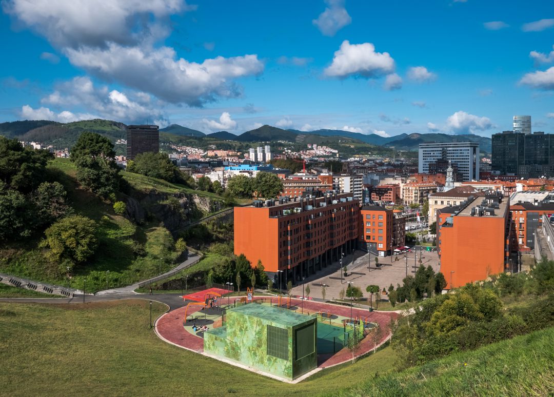 Fallece un ciclista accidentado al caer por una zona peatonal en Bilbao Fallece un ciclista accidentado al caer por una zona peatonal en Bilbao