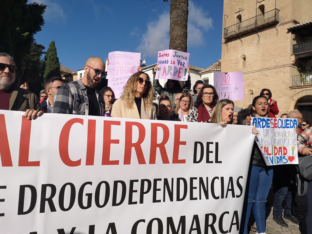 Usuarios del colectivo, trabajadores y regidores de la comarca se concentraron el pasado jueves frente el consistorio rondeño para protestar por el cierre del centro Usuarios del colectivo, trabajadores y regidores de la comarca se concentraron el pasado jueves frente el consistorio rondeño para protestar por el cierre del centro