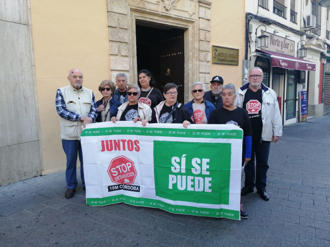 Representantes de Stop Desahucios ante la delegación de gobierno de la Junta de Andalucía en Córdoba. Piden un plan de emergencia habitacional. Representantes de Stop Desahucios ante la delegación de gobierno de la Junta de Andalucía en Córdoba. Piden un plan de emergencia habitacional.
