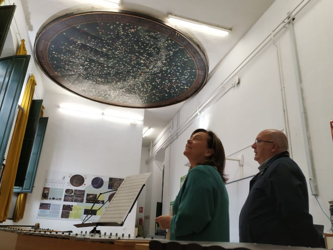María José Marín, vicedirector del IES Góngora y Manuel Toribio, ex vicedirector del centro, en el aula en la que está instalado el planisferio. María José Marín, vicedirector del IES Góngora y Manuel Toribio, ex vicedirector del centro, en el aula en la que está instalado el planisferio.