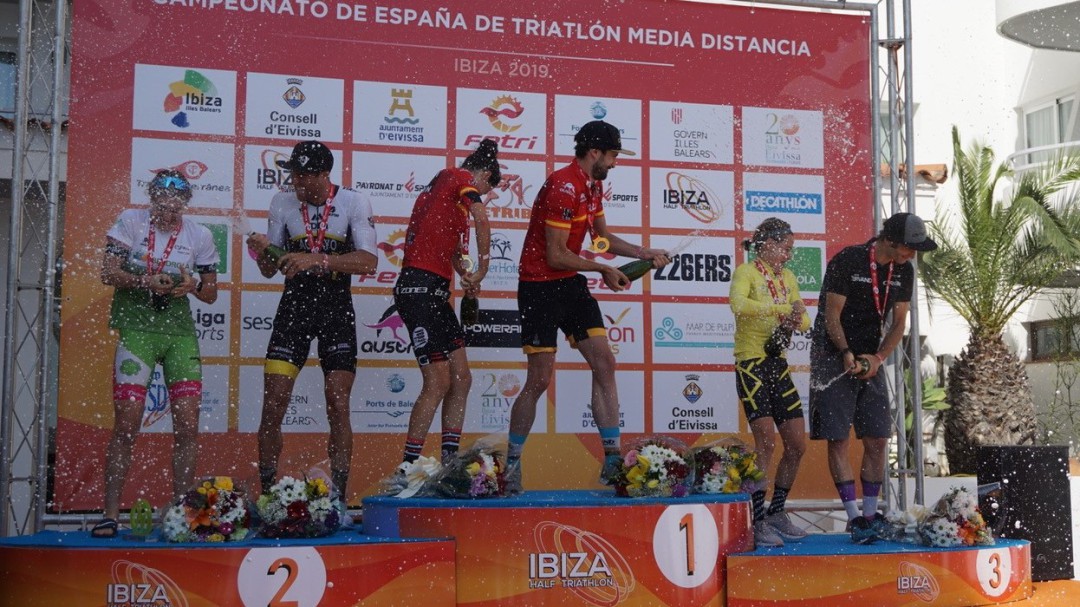 Ander Okamika y Helena Alberdi, campeones de España de Triatlón