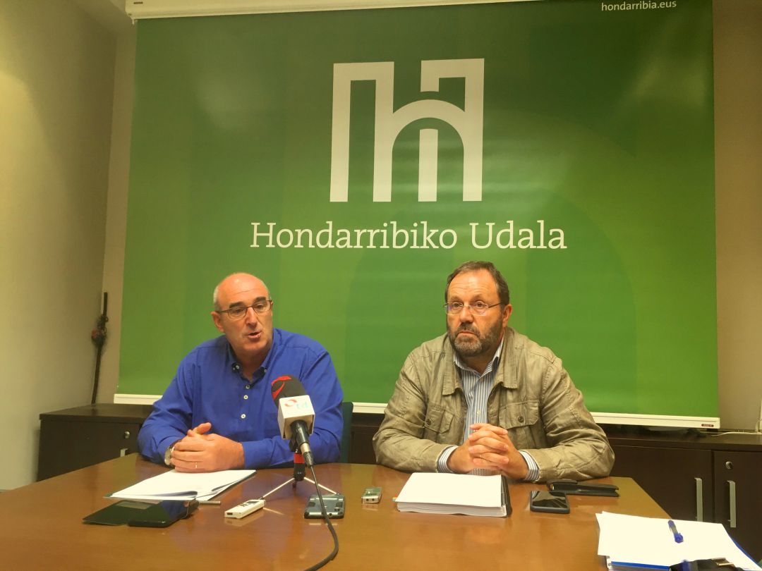 Juan María Altuna, concejal de Hacienda y Txomin Sagarzazu, alcalde, dando a conocer la serie de bonificaciones en el pago del IBI que el equipo de gobierno lleva al pleno del 30 de octubre. Juan María Altuna, concejal de Hacienda y Txomin Sagarzazu, alcalde, dando a conocer la serie de bonificaciones en el pago del IBI que el equipo de gobierno lleva al pleno del 30 de octubre.