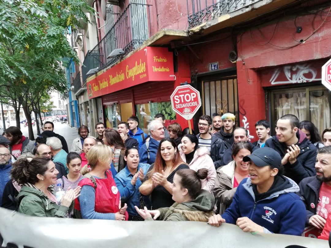 La plataforma Stop Desahucios Zaragoza junto a vecinos y familiares de Mari Carmen tras comunicarse el aplazamiento. La plataforma Stop Desahucios Zaragoza junto a vecinos y familiares de Mari Carmen tras comunicarse el aplazamiento.