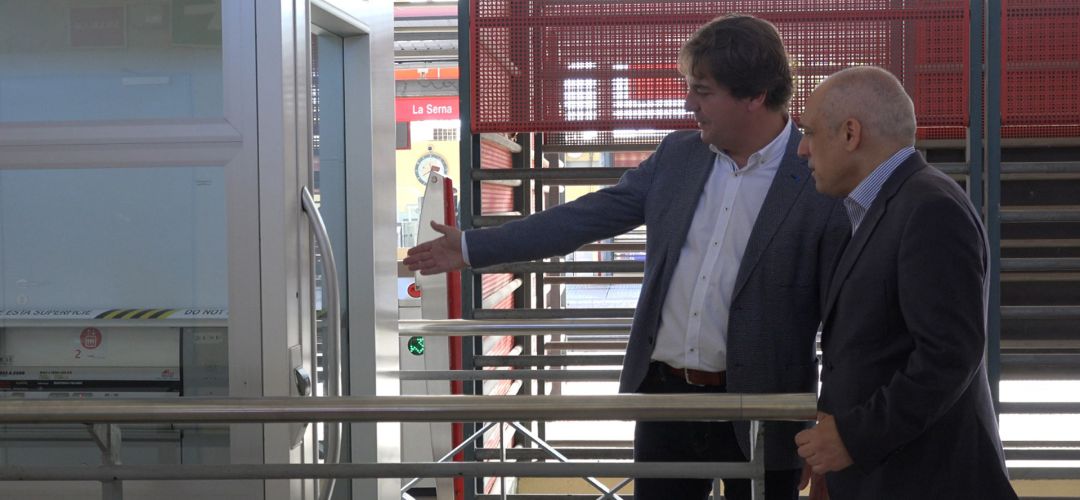 El alcalde de Fuenlabrada muestra al diputado Simancas algunas de las reformas que hay que hacer en la estación de La Serna. El alcalde de Fuenlabrada muestra al diputado Simancas algunas de las reformas que hay que hacer en la estación de La Serna.