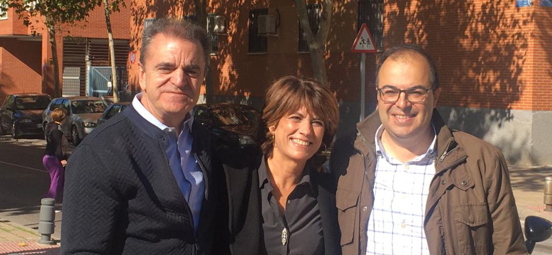 La ministra de Justicia junto con el presidente del PSOE-M y el alcalde de Leganés en el acto de homenaje a víctimas leganenses del franquismo. La ministra de Justicia junto con el presidente del PSOE-M y el alcalde de Leganés en el acto de homenaje a víctimas leganenses del franquismo.