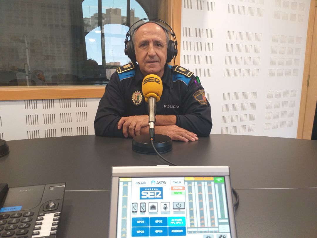 Pedro Cervel, Jefe de Policía Local de Getafe, habla en nuestros estudios sobre el proyecto para prevenir situaciones racistas y delitos de odio al que se ha sumado Getafe Pedro Cervel, Jefe de Policía Local de Getafe, habla en nuestros estudios sobre el proyecto para prevenir situaciones racistas y delitos de odio al que se ha sumado Getafe