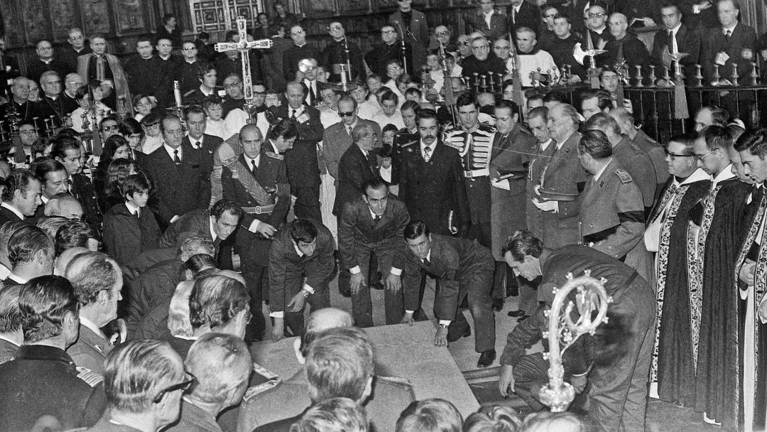 Entierro en el Valle de los Caídos del dictador Francisco Franco, tras su muerte tres días antes por una insuficiencia cardíaca.
Entierro en el Valle de los Caídos del dictador Francisco Franco, tras su muerte tres días antes por una insuficiencia cardíaca.