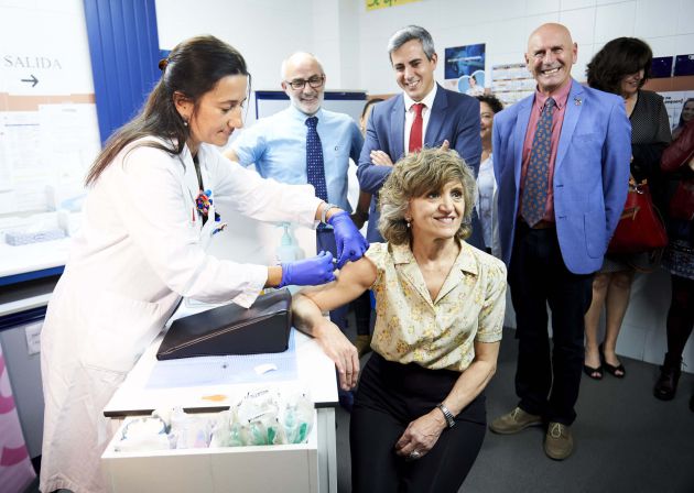 Una trabajadora del Centro de Salud del barrio de Cazoña vacuna a la ministra de Sanidad, Consumo y Bienestar Social en funciones, María Luisa Carcedo de la gripe, tras el acto de presentación de la campaña de vacunación contra la gripe, en Santander. Una trabajadora del Centro de Salud del barrio de Cazoña vacuna a la ministra de Sanidad, Consumo y Bienestar Social en funciones, María Luisa Carcedo de la gripe, tras el acto de presentación de la campaña de vacunación contra la gripe, en Santander.