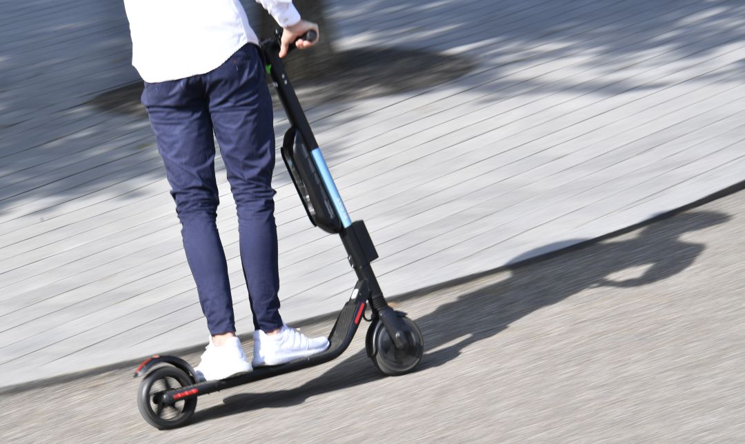 El conductor del patinete no vio a la joven ya que cruzó por delante de un contenedor El conductor del patinete no vio a la joven ya que cruzó por delante de un contenedor