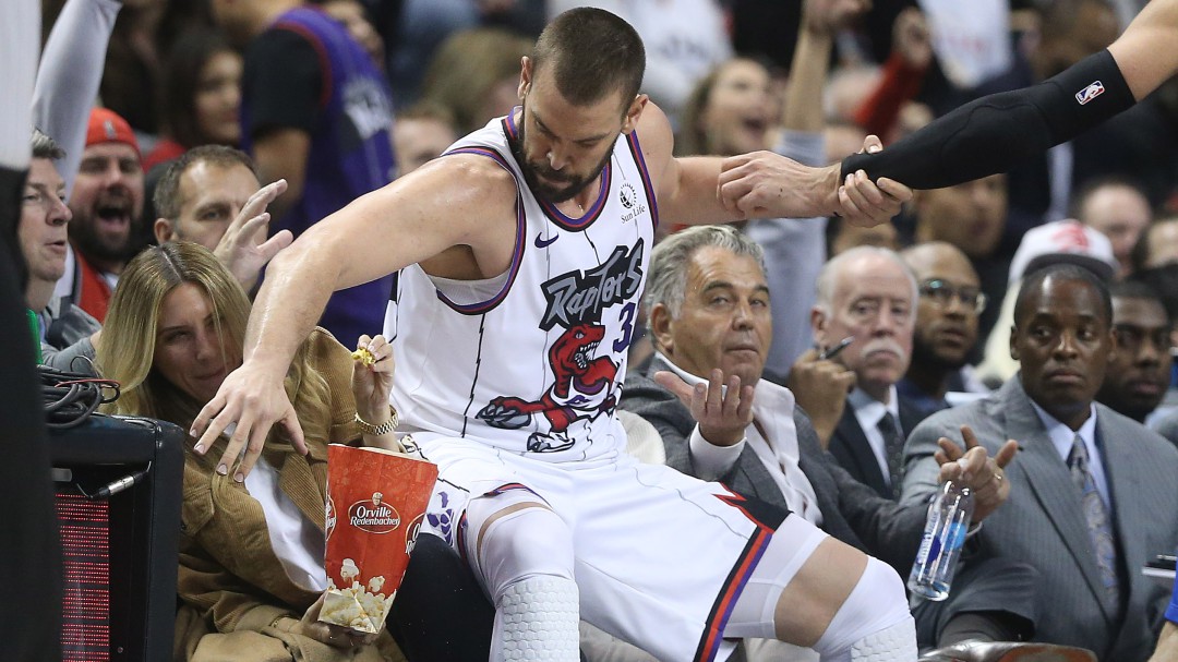 Marc Gasol 'roba' palomitas de una fan en pleno partido