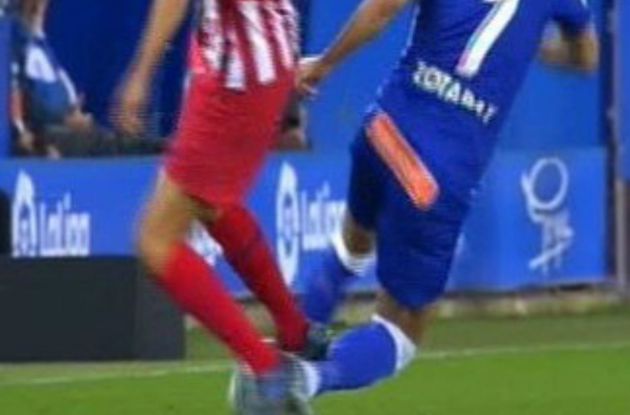 La entrada de Marcos Llorente sobre Lucas Pérez La entrada de Marcos Llorente sobre Lucas Pérez