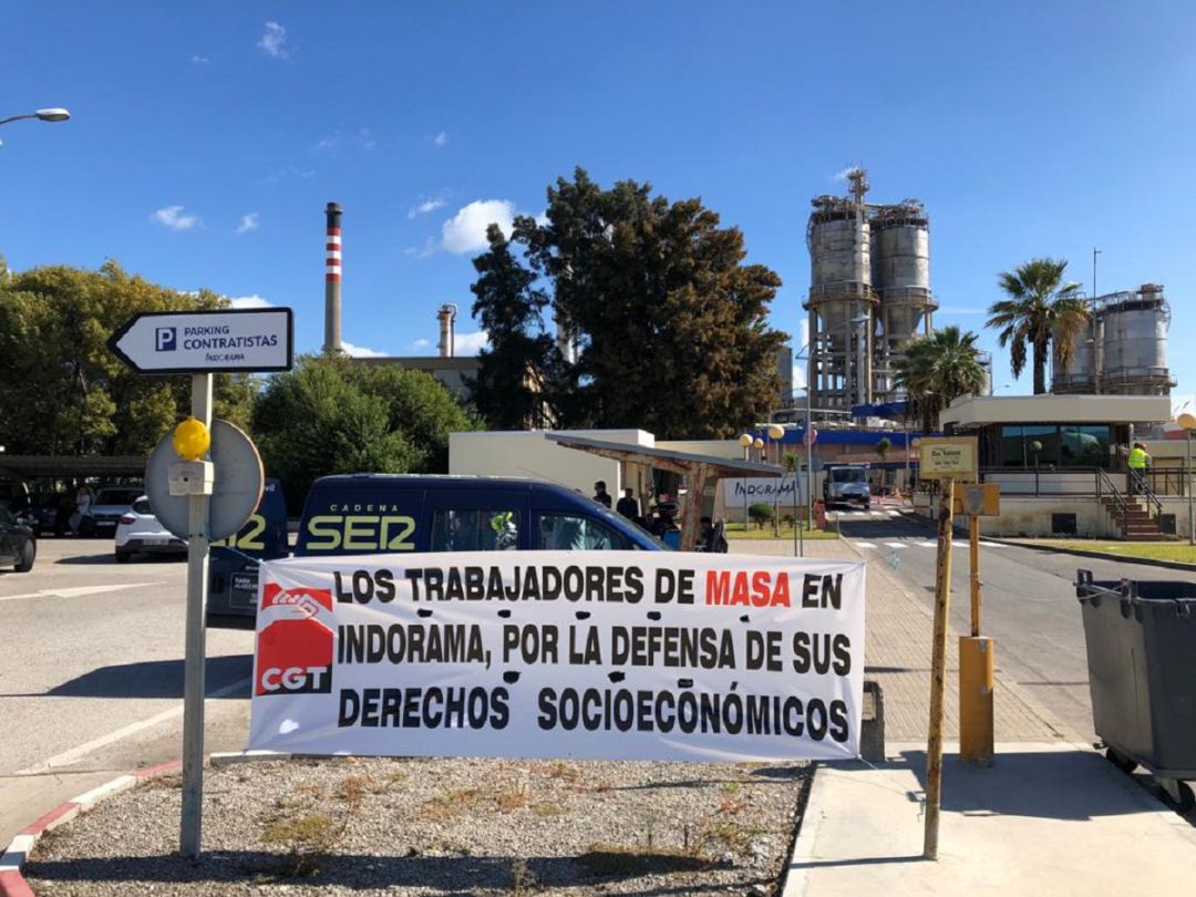 Pancarta a las puertas de Indorama. Pancarta a las puertas de Indorama.