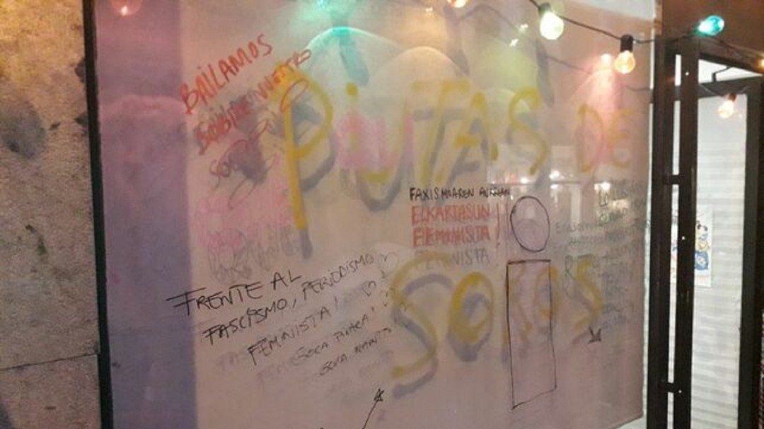 Pintadas de un grupo fascista en la sede de una revista feminista de Bilbao