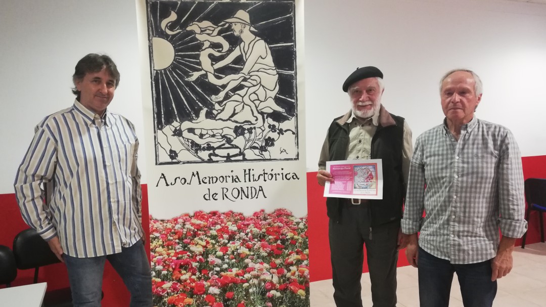 La Asociación de la Memoria Histórica dedica su ofrenda floral a las 'nueve rosas' de Ronda
