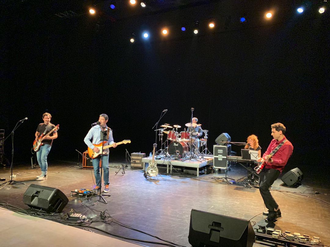 El grupo New Straits en un concierto El grupo New Straits en un concierto