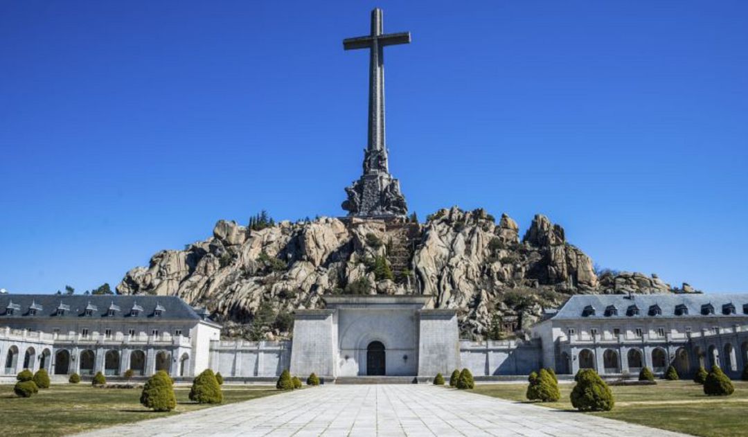 Dos ilicitanos, los primeros en visitar el Valle de los Caídos tras la exhumación de Franco Dos ilicitanos, los primeros en visitar el Valle de los Caídos tras la exhumación de Franco