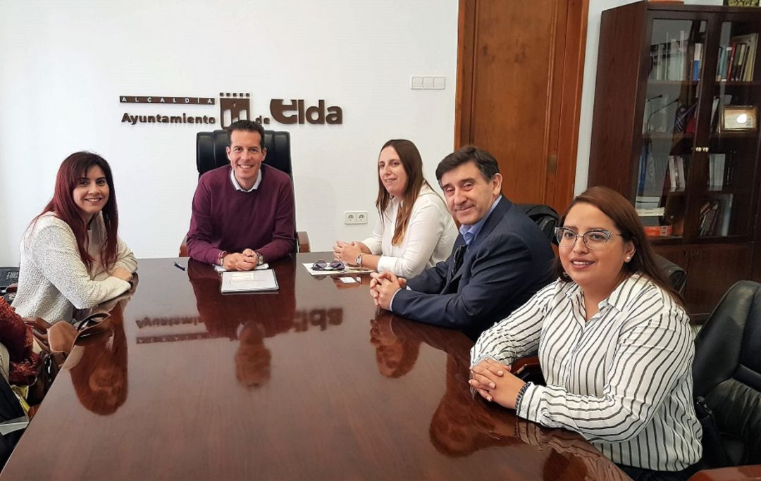 Representantes de la ONCE y el alcalde de Elda Representantes de la ONCE y el alcalde de Elda