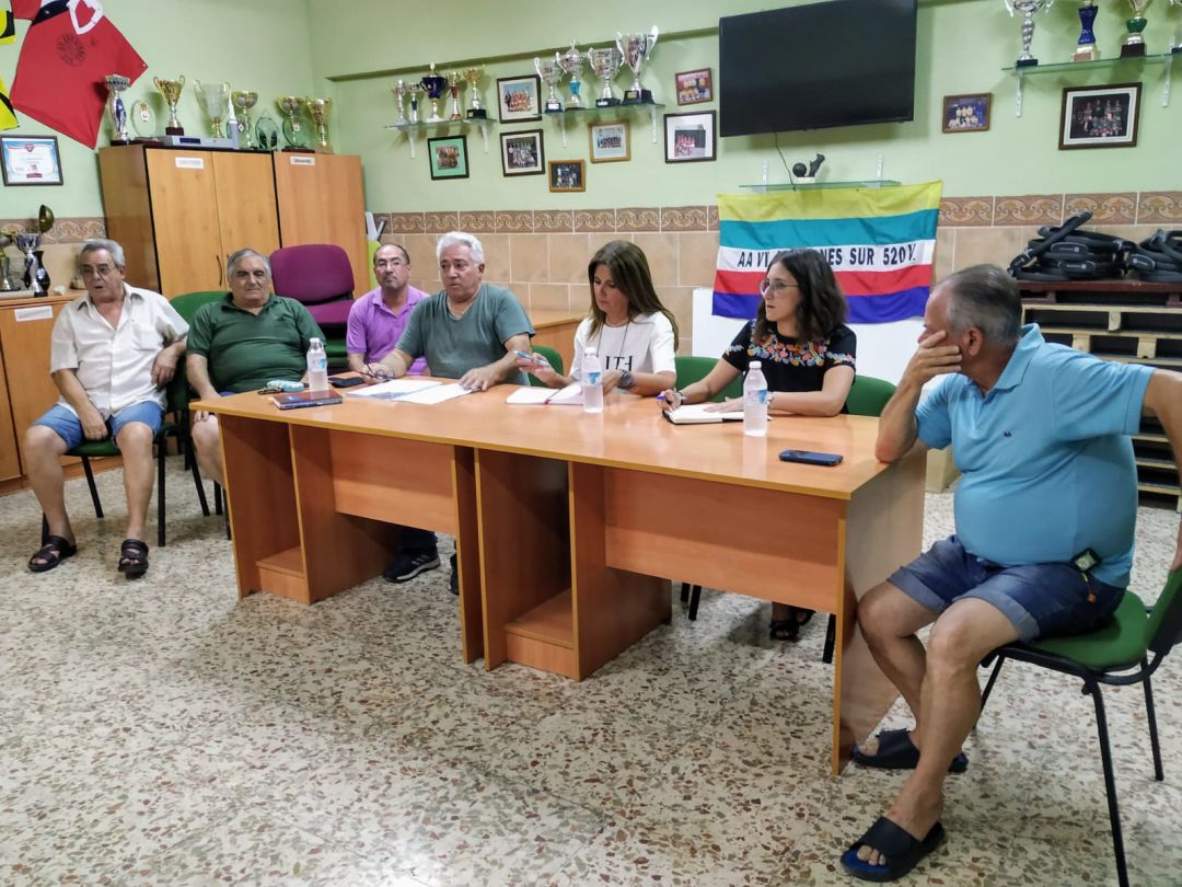 Directivos de "Arrayanes Sur", en una asamblea el pasado agosto con la presencia de las concejalas de Participación Ciudadana y Asuntos Sociales. Directivos de "Arrayanes Sur", en una asamblea el pasado agosto con la presencia de las concejalas de Participación Ciudadana y Asuntos Sociales.