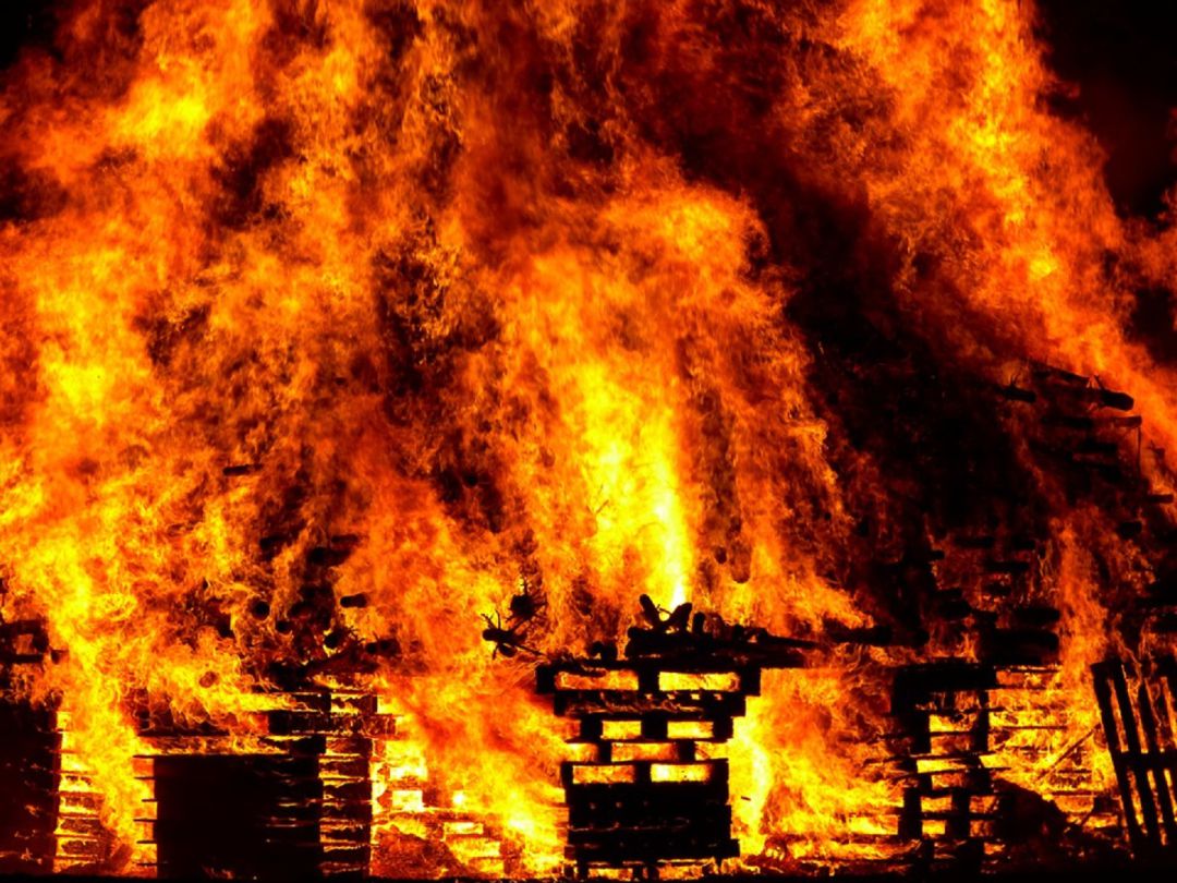 Un matrimonio logra salir ileso del incendio que arrasó su vivienda en Friol Un matrimonio logra salir ileso del incendio que arrasó su vivienda en Friol