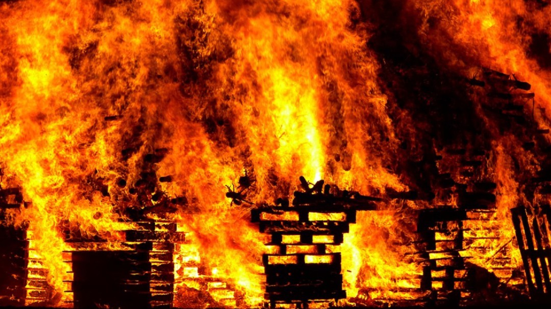 Un matrimonio sale ileso del incendio que arrasó su vivienda en Friol