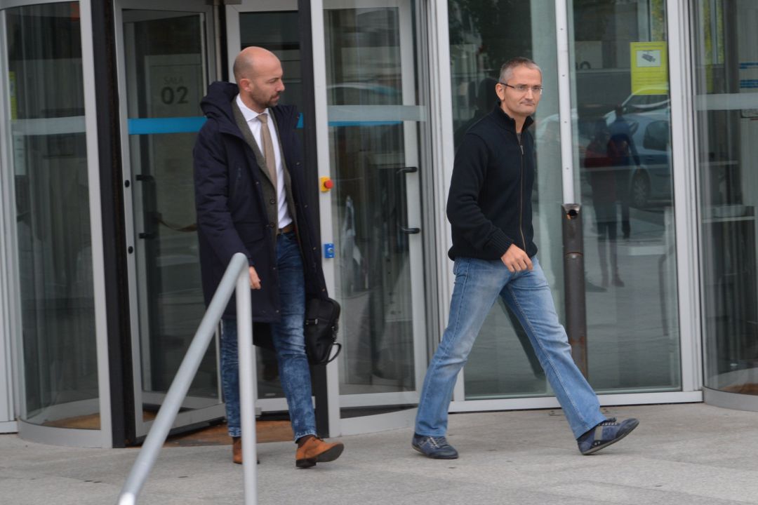 Uno de los hermanos gemelos y su abogado a la salida de los juzgados Uno de los hermanos gemelos y su abogado a la salida de los juzgados