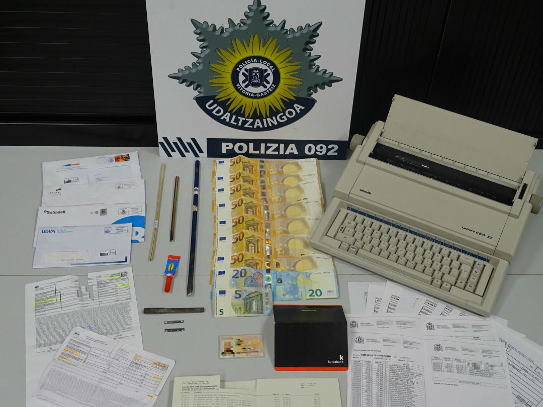 Material incautado en el registro realizado en la vivienda del detenido Material incautado en el registro realizado en la vivienda del detenido