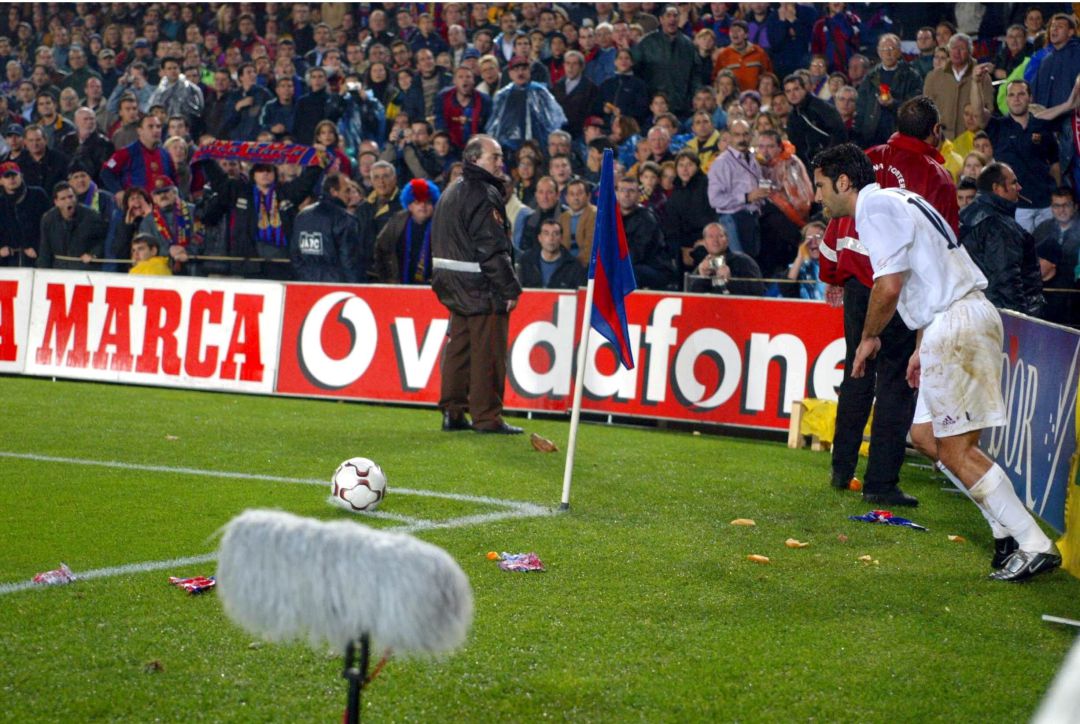 Figo lanza un córner en el Barcelona-Real Madrid de 2002 Figo lanza un córner en el Barcelona-Real Madrid de 2002
