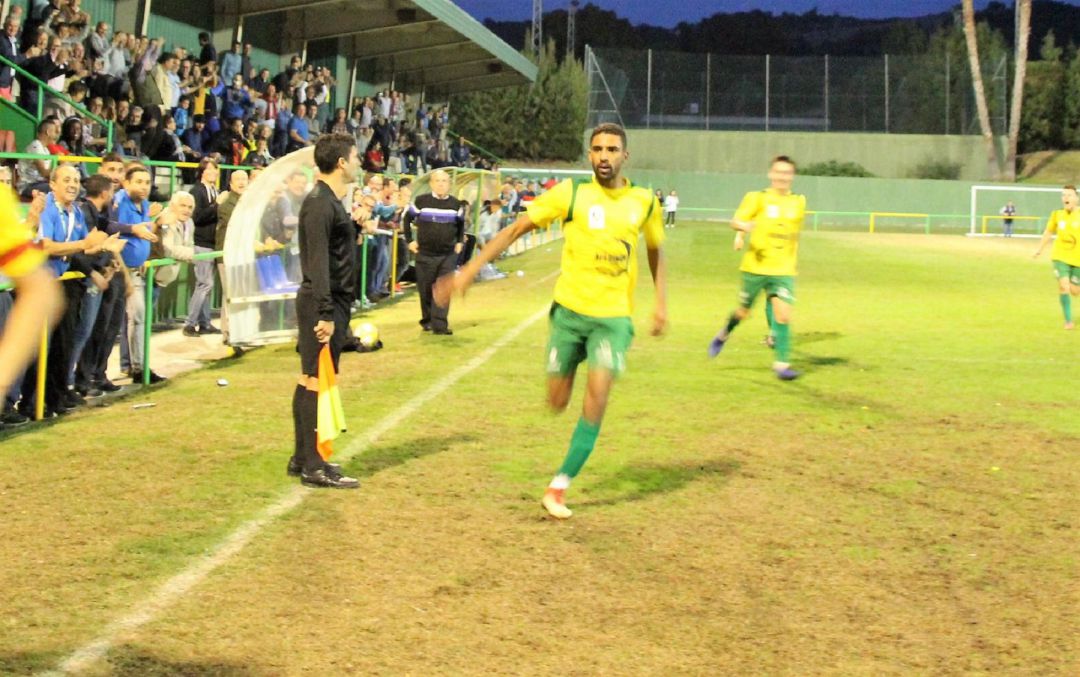 Román celebra su gol. Román celebra su gol.