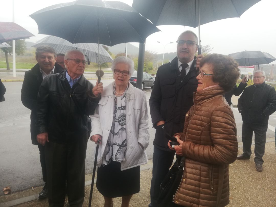 El alcalde, Olegario Ramón y el portavoz de USE-Bierzo, Samuel Folgueral junto a los hijos de Puente Falagán, José, Salvadora y Socorro El alcalde, Olegario Ramón y el portavoz de USE-Bierzo, Samuel Folgueral junto a los hijos de Puente Falagán, José, Salvadora y Socorro