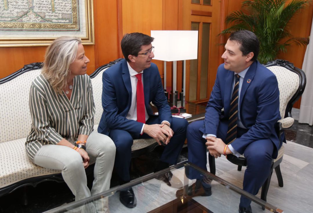 El vicepresidente de la Junta de Andalucía, Juan Marín, reunido con el alcalde, José María Bellido (PP) y la teniente de alcalde, Isabel Albás (Ciudadanos). El vicepresidente de la Junta de Andalucía, Juan Marín, reunido con el alcalde, José María Bellido (PP) y la teniente de alcalde, Isabel Albás (Ciudadanos).
