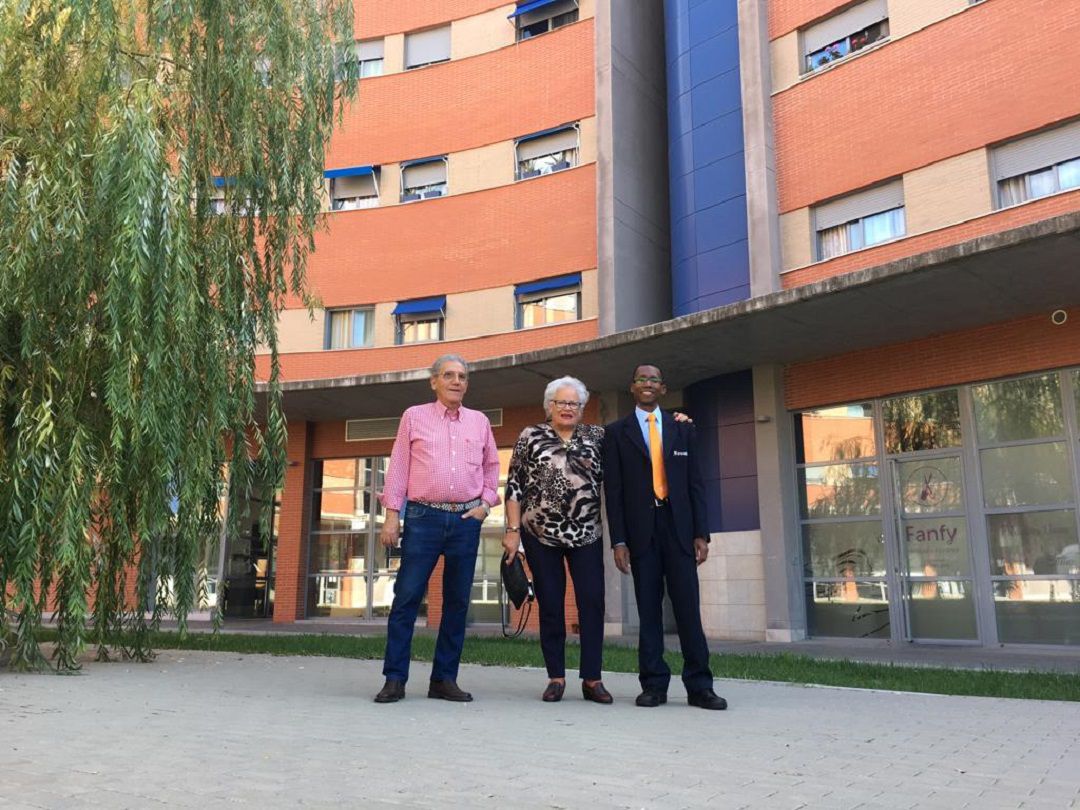 Rafael García, Manoli Sánchez y Freddy en la comunidad tutelada de mayores de la calle Sama Naharro. Córdoba Rafael García, Manoli Sánchez y Freddy en la comunidad tutelada de mayores de la calle Sama Naharro. Córdoba