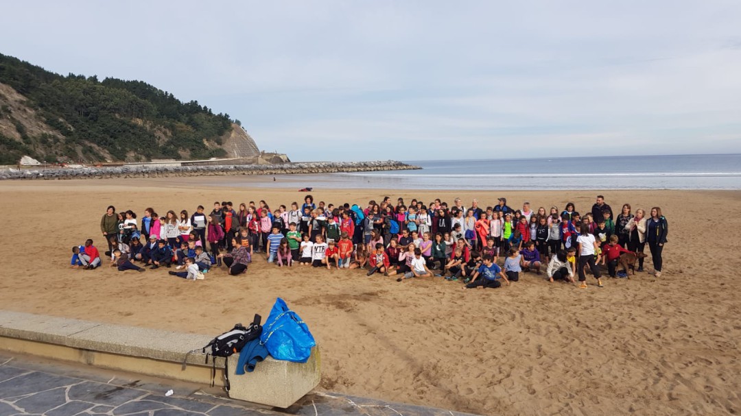 Los escolares de Ermua analizan la salud de nuestra costa