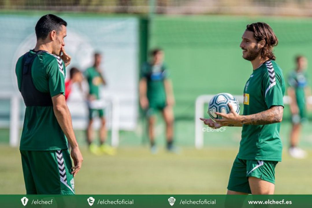 Juan Cruz a la derecha, en un entrenamiento del Elche, con Ramón Folch Juan Cruz a la derecha, en un entrenamiento del Elche, con Ramón Folch