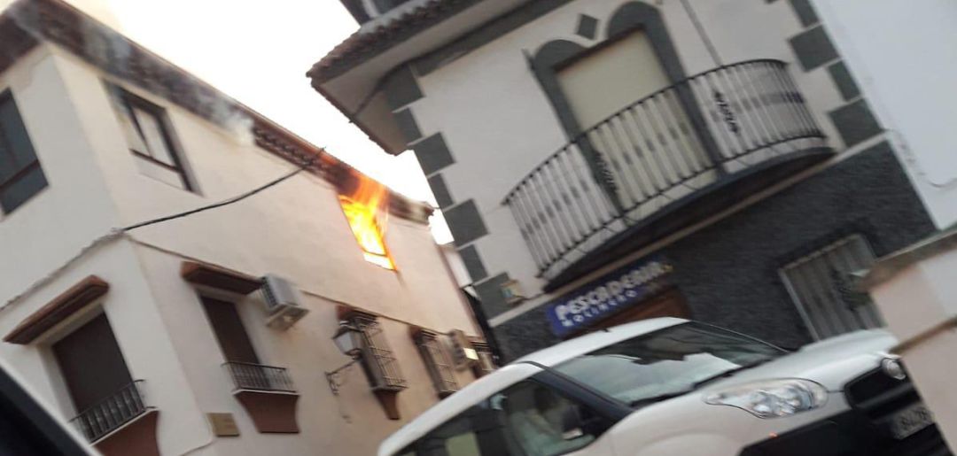 Imagen del incendio en la panadería en Carchelejo. Imagen del incendio en la panadería en Carchelejo.