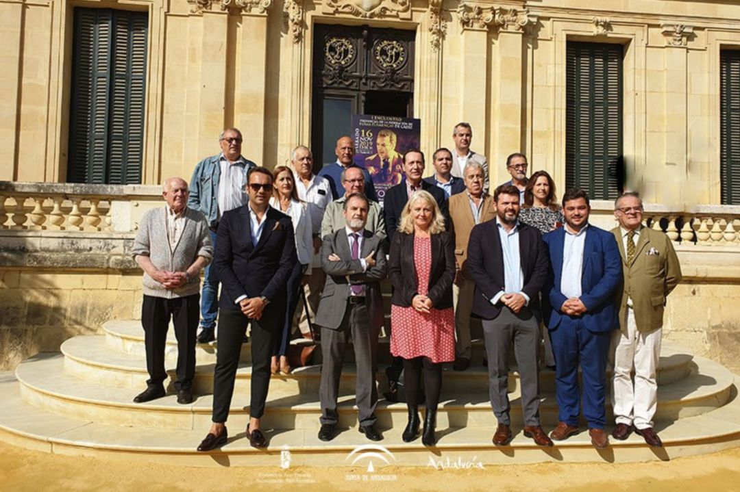 Jorge Ramos, director de la Real Escuela, junto a Nicolás Sosa, preisdente de la Deferacion de Peñas flaemncas de Cádiz y demás representantes Jorge Ramos, director de la Real Escuela, junto a Nicolás Sosa, preisdente de la Deferacion de Peñas flaemncas de Cádiz y demás representantes