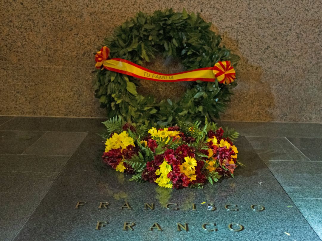 Imagen de la tumba de Franco con una corona de la familia y flores en el cementerio de El Pardo-Mingorrubio, en Madrid Imagen de la tumba de Franco con una corona de la familia y flores en el cementerio de El Pardo-Mingorrubio, en Madrid
