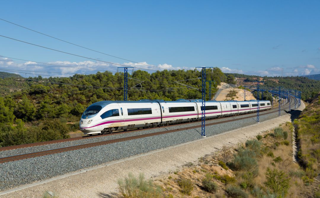 Imagen de archivo de un tren AVE que cubre la línea Madrid- Galicia Imagen de archivo de un tren AVE que cubre la línea Madrid- Galicia