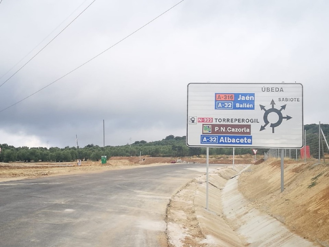 Imagen que ha despertado críticas en redes sociales por la reducción del nombre del Parque Natural donde solo aparece el nombre de una comarca representada por el pueblo de Cazorla. Imagen que ha despertado críticas en redes sociales por la reducción del nombre del Parque Natural donde solo aparece el nombre de una comarca representada por el pueblo de Cazorla.