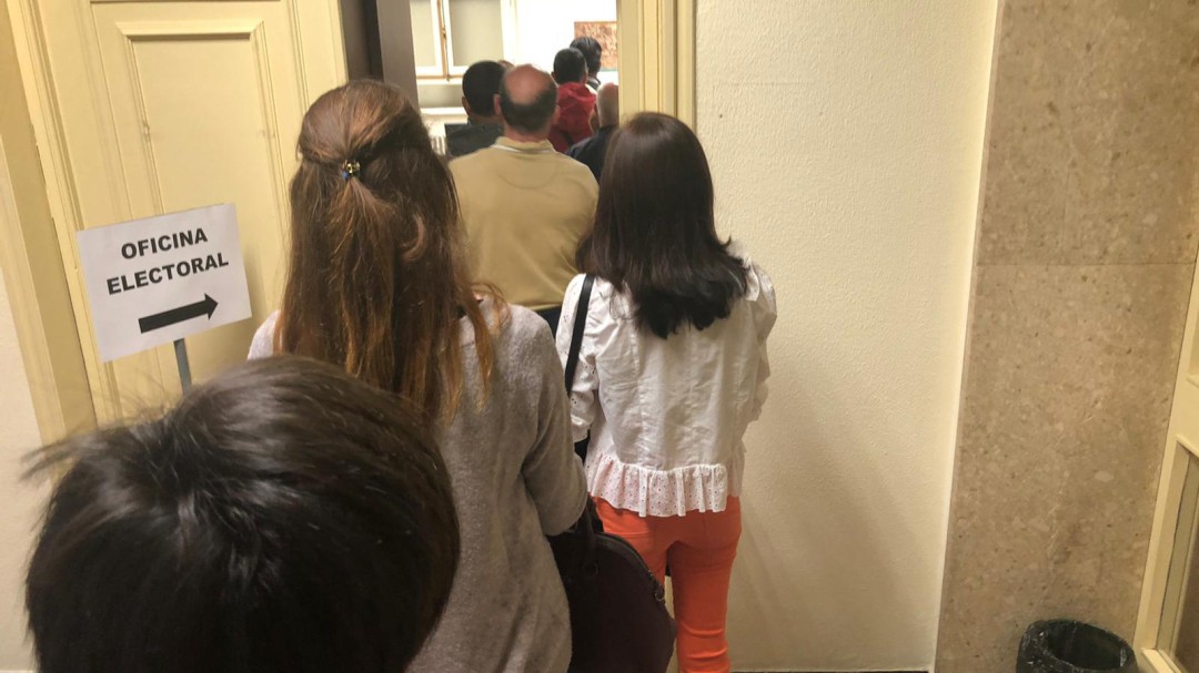 Colas en el Ayuntamiento para recoger la documentación de los miembros de mesas electorales